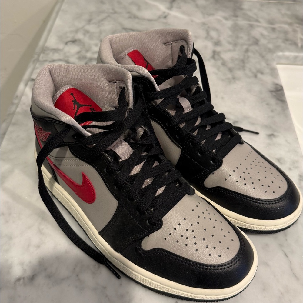 Air Jordan 1 Mid Women’s Black/Gym Red/ College Grey Size 7.5